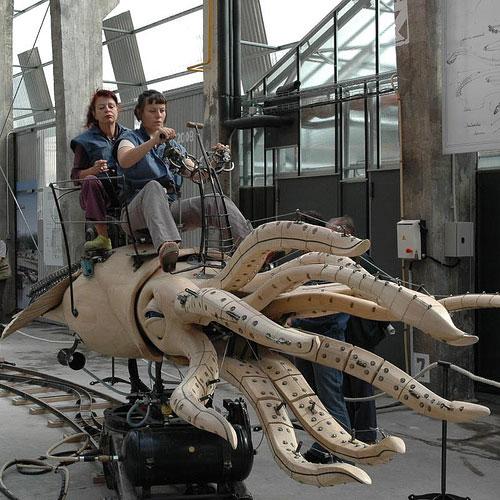 Механические монстры Франции пугают посетителей