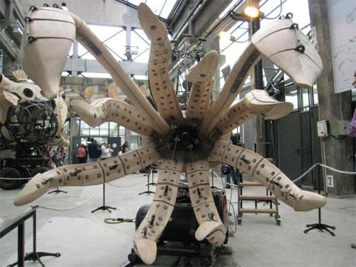 Механические монстры Франции пугают посетителей