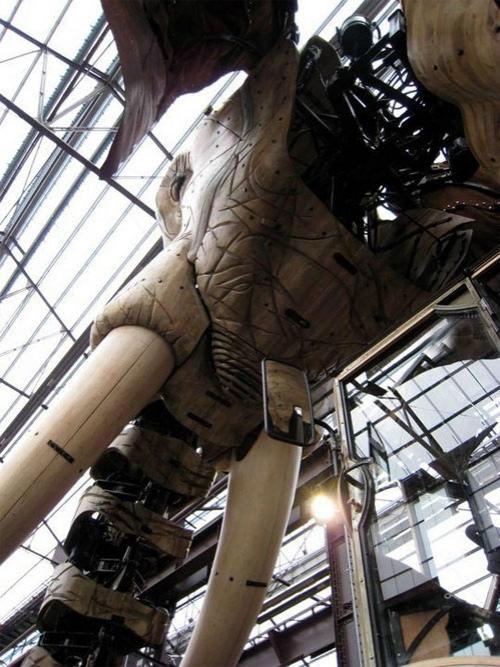 Механические монстры Франции пугают посетителей