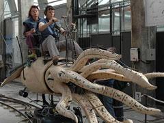 Механические монстры Франции пугают посетителей