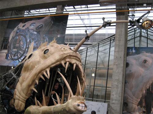 Механические монстры Франции пугают посетителей