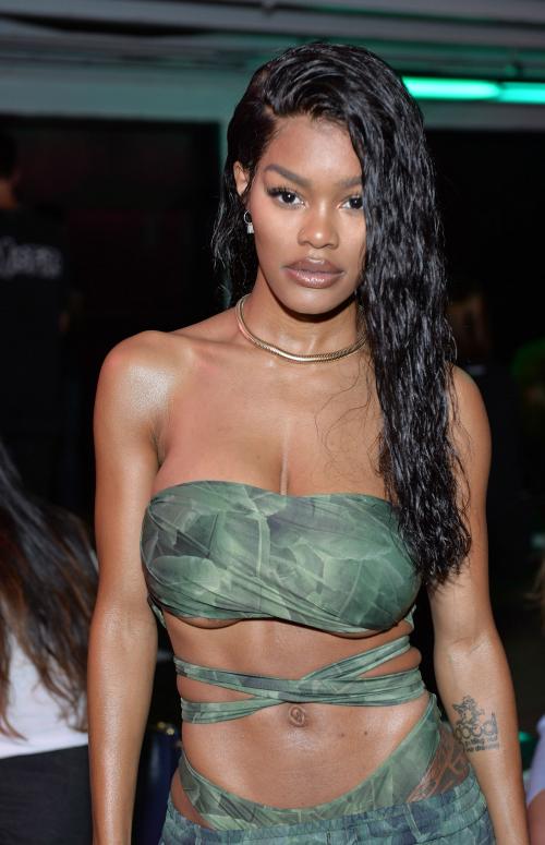 Декольте-перевертыш – новая модная тенденция