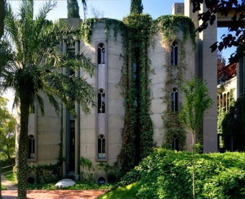 Элитный дом построили в заброшенном цементном заводе