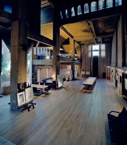 Элитный дом построили в заброшенном цементном заводе