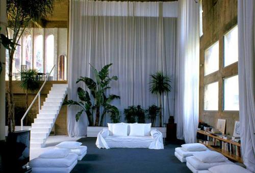 Элитный дом построили в заброшенном цементном заводе