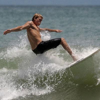 На гребне волны: звёзды-серфингисты