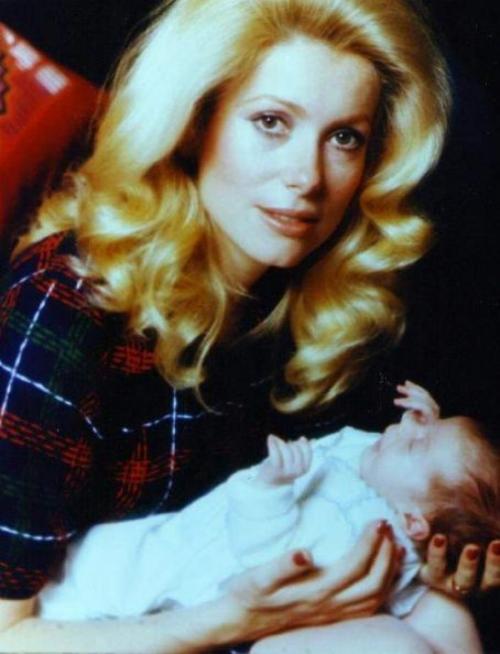 Знаменитые матери-одиночки: звезды, в одиночку воспитывающие детей