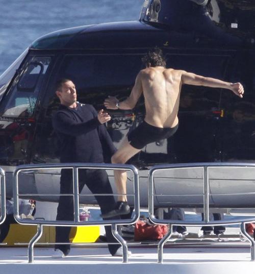 Эштон Катчер повис на якорной цепи