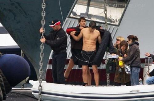 Эштон Катчер повис на якорной цепи