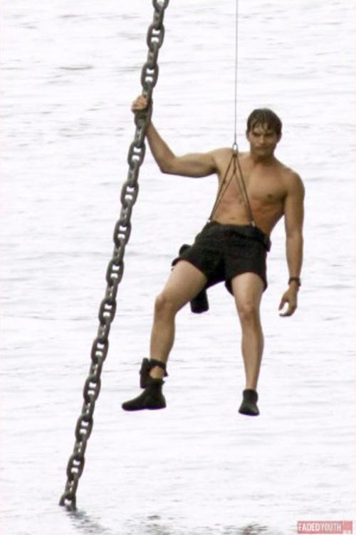 Эштон Катчер повис на якорной цепи