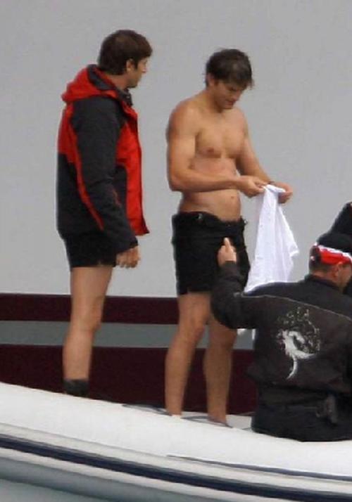 Эштон Катчер повис на якорной цепи