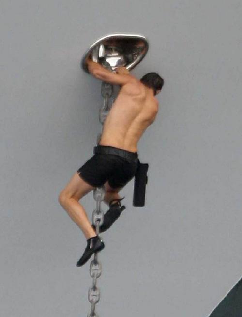 Эштон Катчер повис на якорной цепи