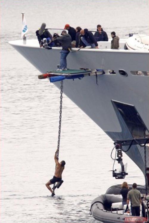 Эштон Катчер повис на якорной цепи