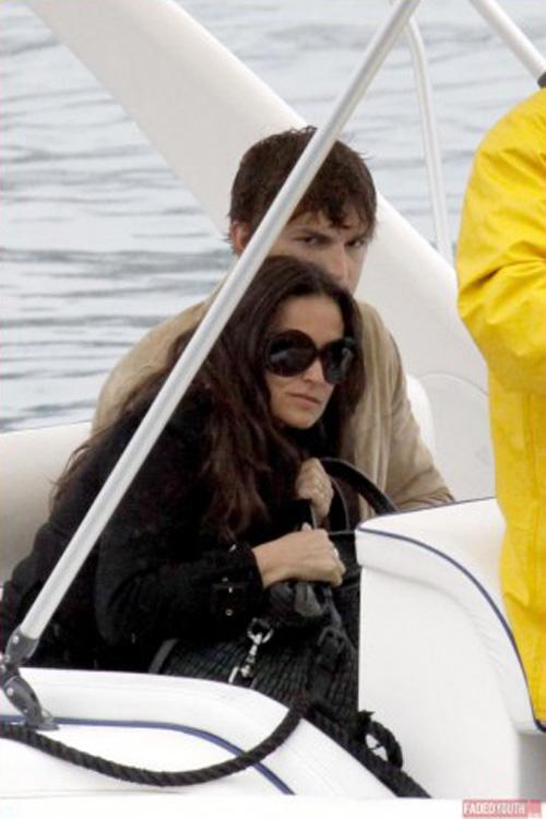 Эштон Катчер повис на якорной цепи