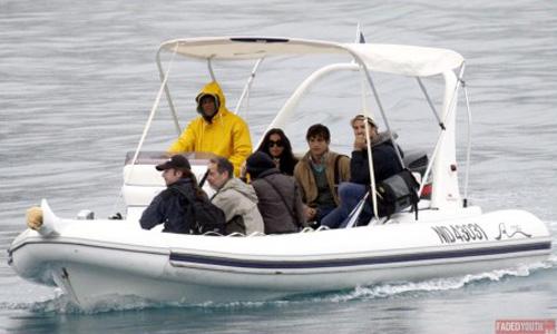 Эштон Катчер повис на якорной цепи