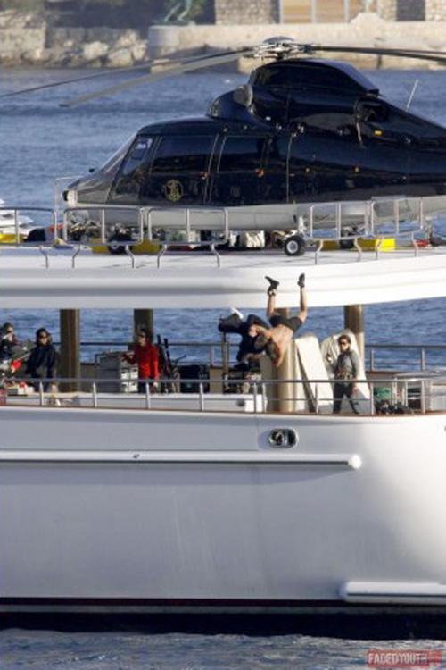 Эштон Катчер повис на якорной цепи