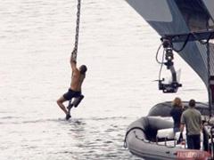 Эштон Катчер повис на якорной цепи