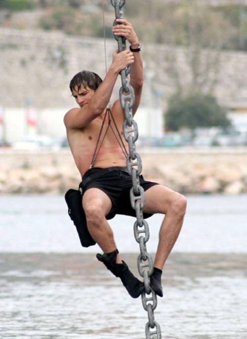 Эштон Катчер повис на якорной цепи