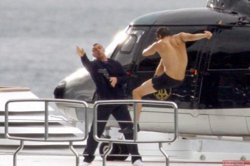 Эштон Катчер повис на якорной цепи