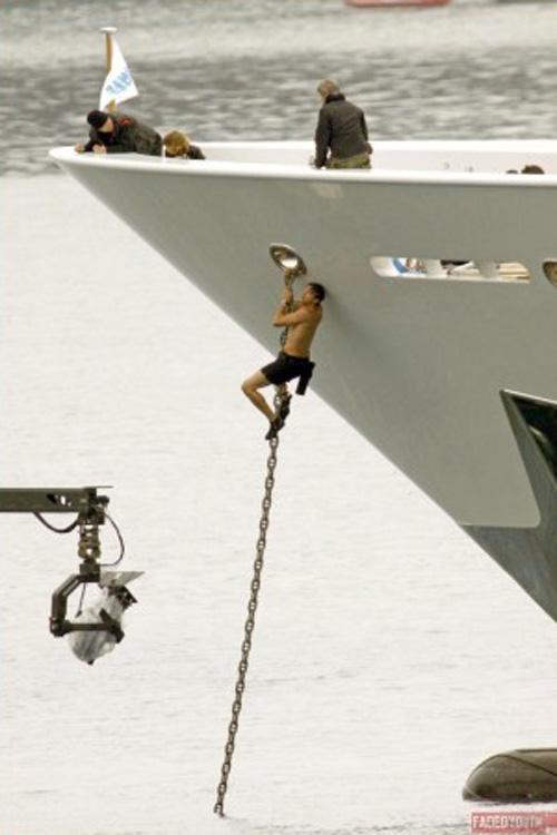 Эштон Катчер повис на якорной цепи