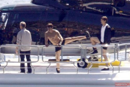 Эштон Катчер повис на якорной цепи