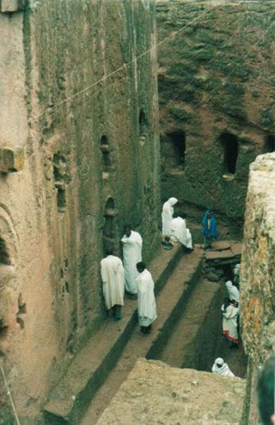 Церковь высеченная в камне