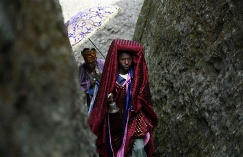 Церковь высеченная в камне