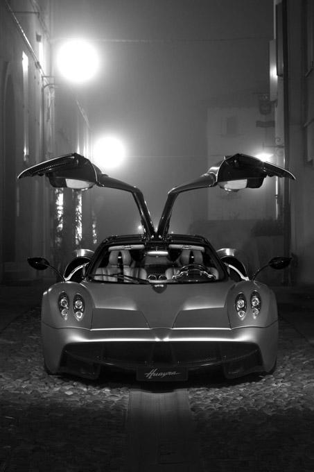 Pagani показал миру свой Huayra