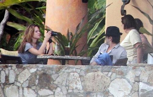 Колин Фаррелл бросил новорожденного сына