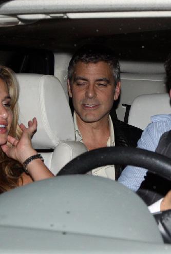 Джордж Клуни допился до блондинок