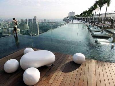 Бассейн на высоте 200 метров