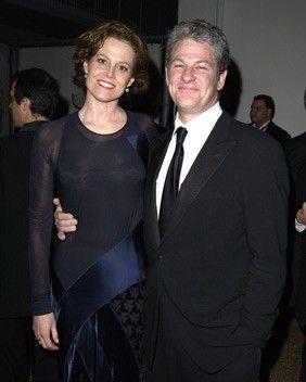 15 мужчин, прославившихся за счет своих жен