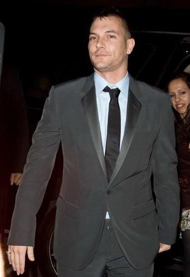 15 мужчин, прославившихся за счет своих жен