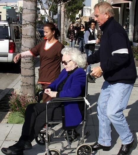 15 мужчин, прославившихся за счет своих жен