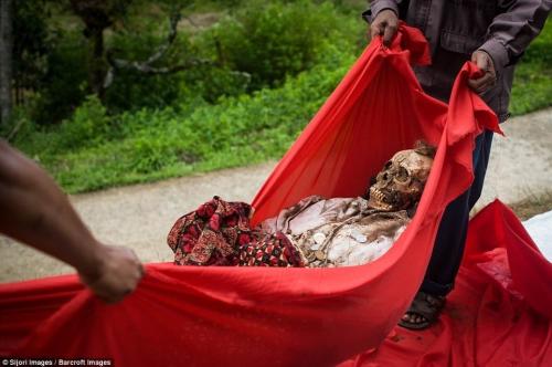 Уик-энд с умершим родственником: шокирующий обычай в Индонезии