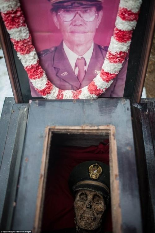 Уик-энд с умершим родственником: шокирующий обычай в Индонезии