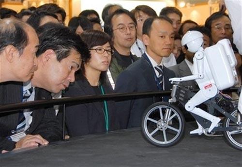 Робот-гуманоид ездит на велосипеде