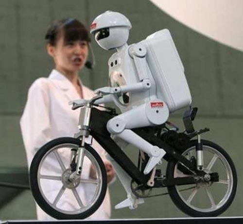 Робот-гуманоид ездит на велосипеде