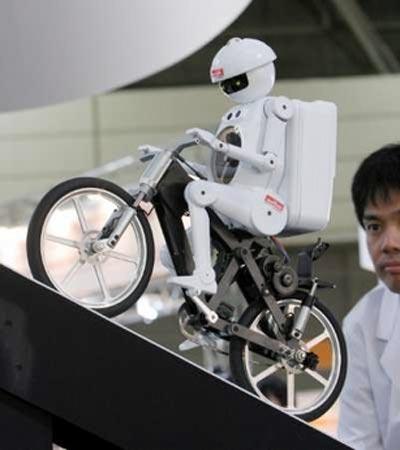 Робот-гуманоид ездит на велосипеде