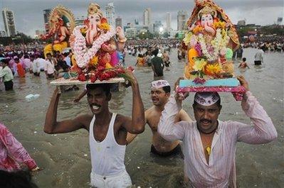 Индийцы макали слона в море