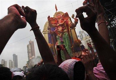 Индийцы макали слона в море