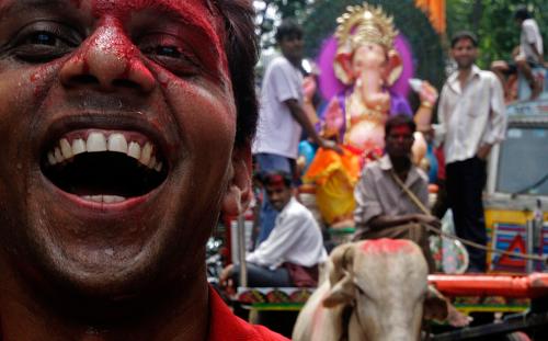 Индийцы макали слона в море