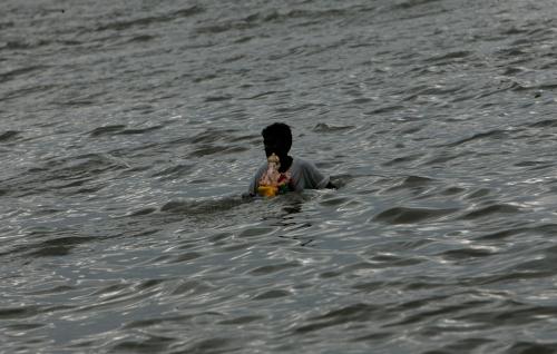 Индийцы макали слона в море