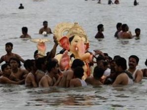 Индийцы макали слона в море