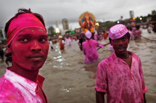 Индийцы макали слона в море
