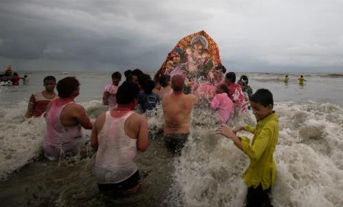 Индийцы макали слона в море