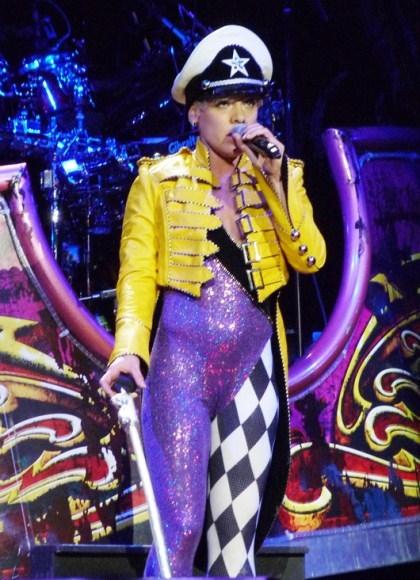 10 самых ярких сценических костюмов