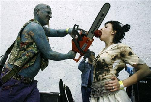 Экстремальный фокусник потряс жителей Перу