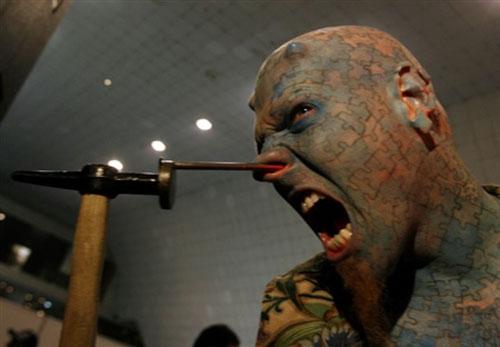 Экстремальный фокусник потряс жителей Перу