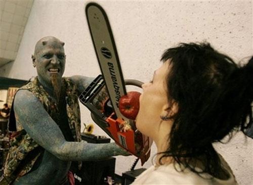 Экстремальный фокусник потряс жителей Перу